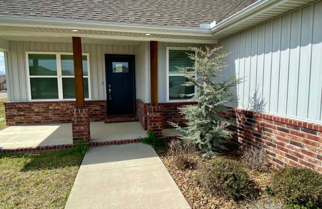 Photo of Lovely 3 Bedroom Home Ready NOW! Pets Welcomed!!
