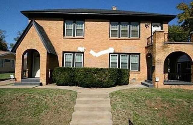 Super cute 2 bedroom duplex in Plaza!