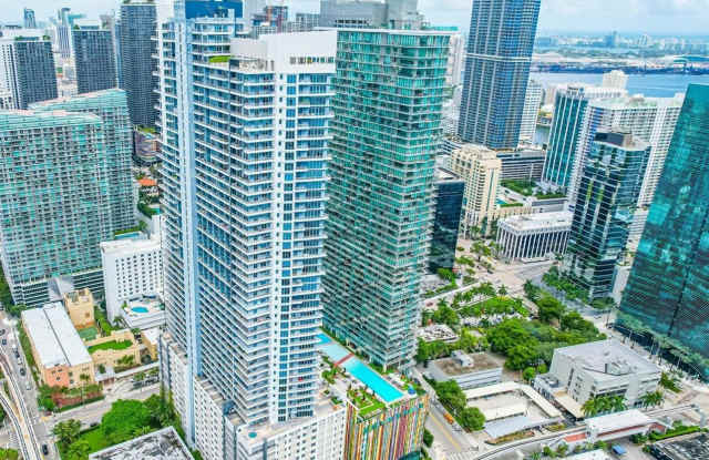 Fabolous 3 bed 3 bath condo located in the heart of Brickell!