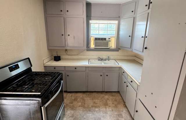 Cute 2/1 house | Wood Floors | Pets OK