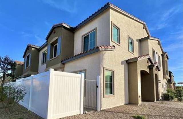 3 Bedroom 2.5 Bathroom Townhome - Pet Friendly.