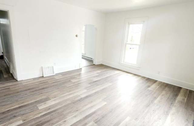 Wayne St W Duplex (931 and 931 1/2)