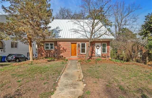 1008 Courtenay Drive NE