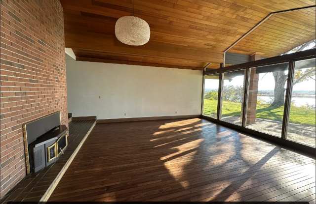 10304 West Court Street