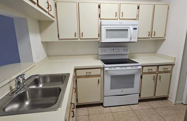 Bright and Spacious 2 Bedroom Condo in Summerlin Trace