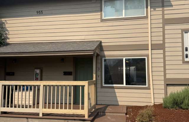 Newly Remodeled 2 Story Unit in Prineville