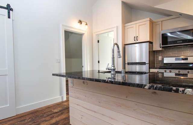 Expansive Loft-Style Carriage House in Private Haller Lake Estate