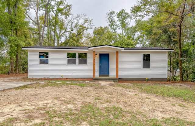 RENOVATED 4/2 in Walkable Location, Stainless Steel Appliances, & Garage/Workshop! Available NOW for $1850/month!