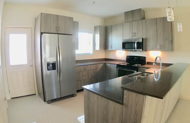 Photo of 418 S Newport Ave