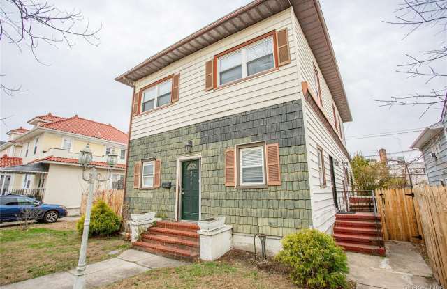 249 E Walnut Street unit: Upper