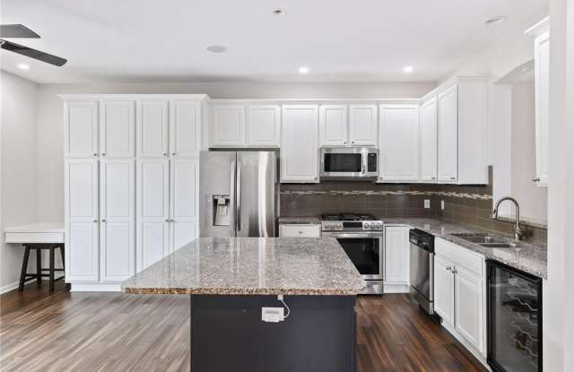 33 4th Avenue N