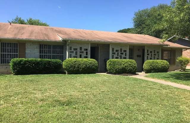 Photo of **MOVE-IN SPECIAL!** COMING SOON! 2 Bedroom / 1 Bath Home South Side Lions Park!