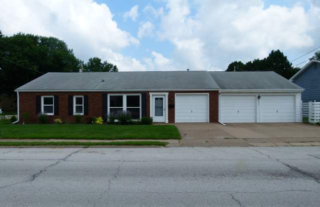 3302 Central Ave - 3302 Central Avenue, Bettendorf, IA 52722