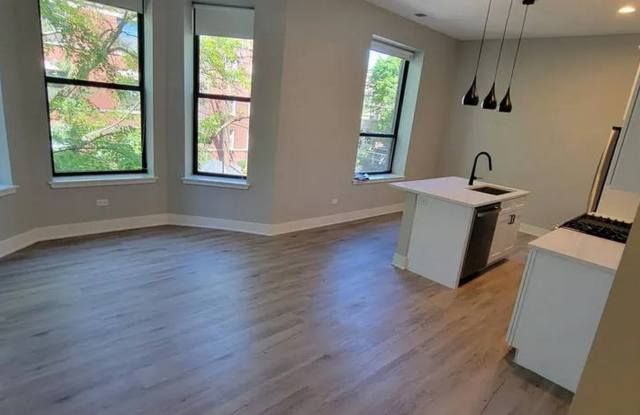 3611 N Greenview Ave