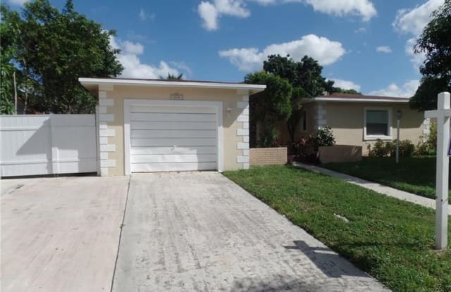 842 SW 68th Ave - 842 Southwest 68th Avenue, North Lauderdale, FL 33068