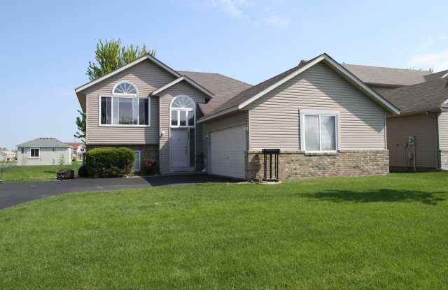 Photo of Beautiful 4 Bedroom/2 Bathroom Home In Shakopee-AVAILABLE 7/1
