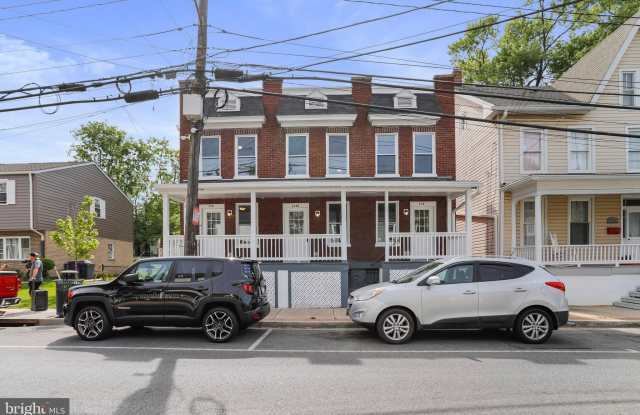 438 JONATHAN STREET