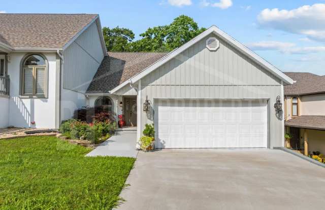 Beautifully updated 4-bedroom, 3-bath duplex in Branson!