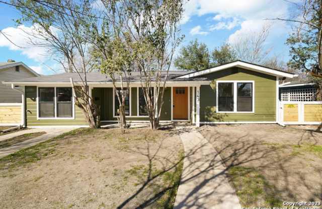 Modern 4BR Retreat with Gourmet Kitchen & Spacious Backyard Oasis