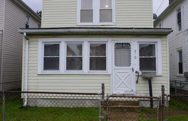 Photo of 210 Center St