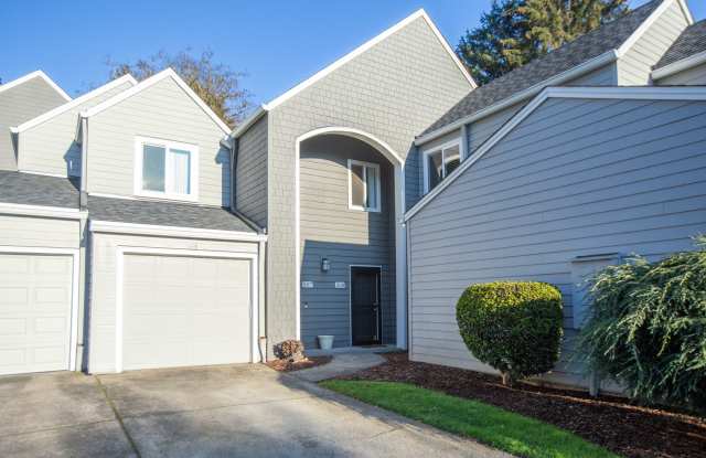 *** Desired Lake Oswego 3 bedroom Condo Available NOW ***