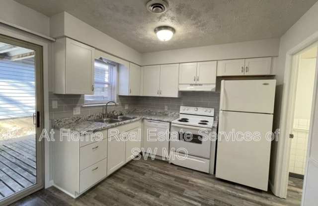 3339 E Linwood