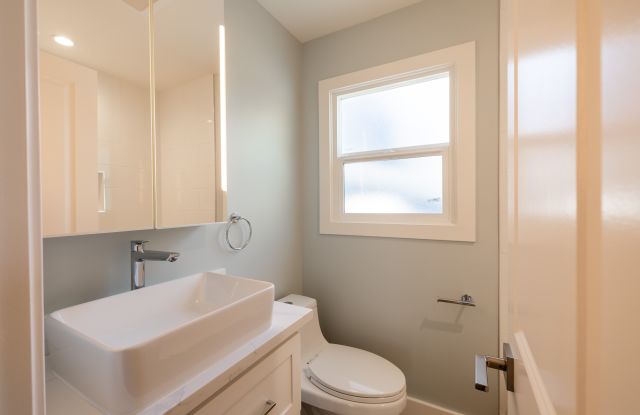 933 University Avenue