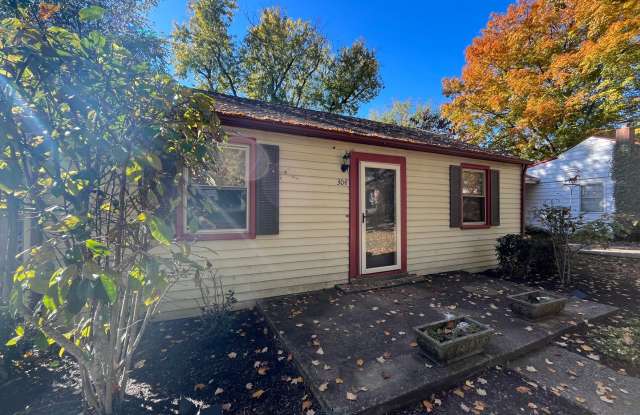 Photo of Charming 2 bedroom/ 1 Bath home minutes to Downtown Franklin, dog friendly, fenced yard