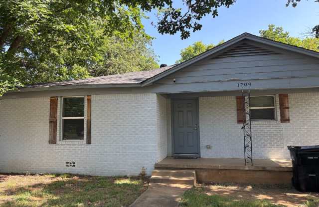 4/2 in Convenient Denison Location Near Morton!