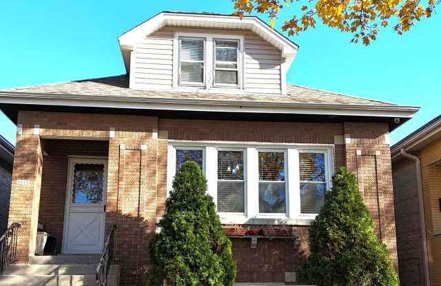 Exceptional single-family near UIC-DePaul University -North Park University