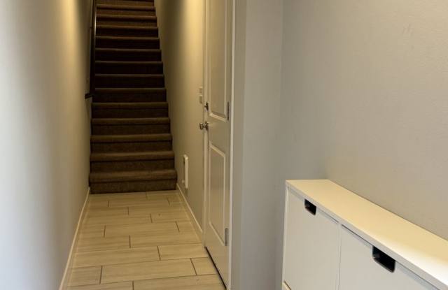 Modern Lynnwood 3BD/3BTH Townhome for Lease! Small Pet Friendly!