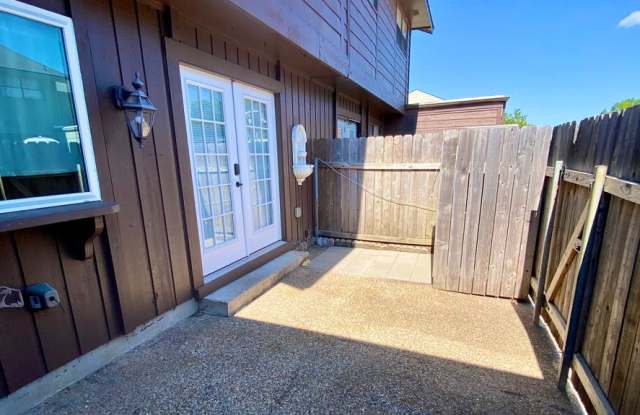 ** 3/1.5 RIVER OAKS CONDOMINIUM **