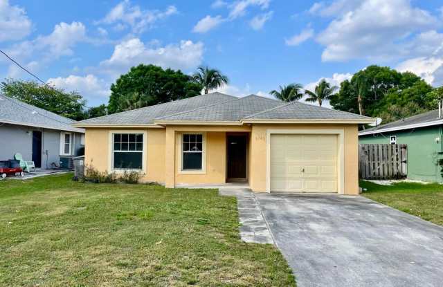 6745 4th St - 6745 4th Street, Limestone Creek, FL 33458