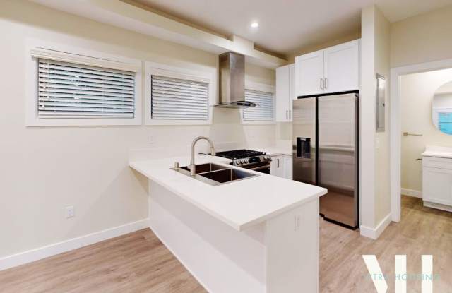 Gorgeous Brand New Five Bed Right Next to USC Campus!