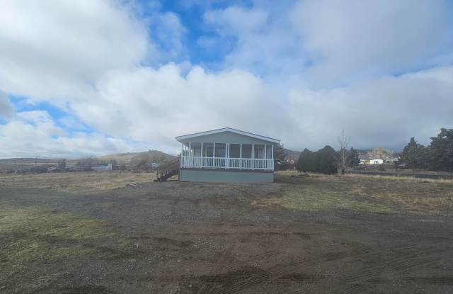 Like New 3 Bedroom On Acre Plus in Moundhouse