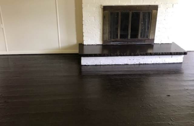 Photo of 3 bedroom house fenced yard