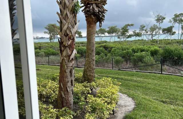 24 Harbour Isles 104 Drive W