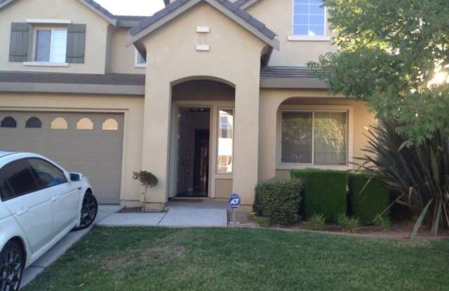 Located in a great neighborhood 5Bdm 3Ba Home With 2 Car Garage
