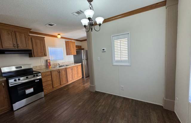 Remodeled 2 Bedroom, 2 Bathroom home in live Oak