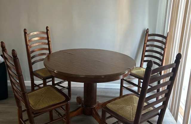 1049 N Michigan Ave Ave