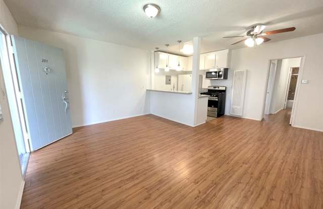 Photo of 15925 Victory Blvd.