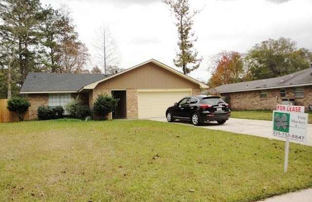 Big house in Shenandoah with double garage, fully fenced back yard!