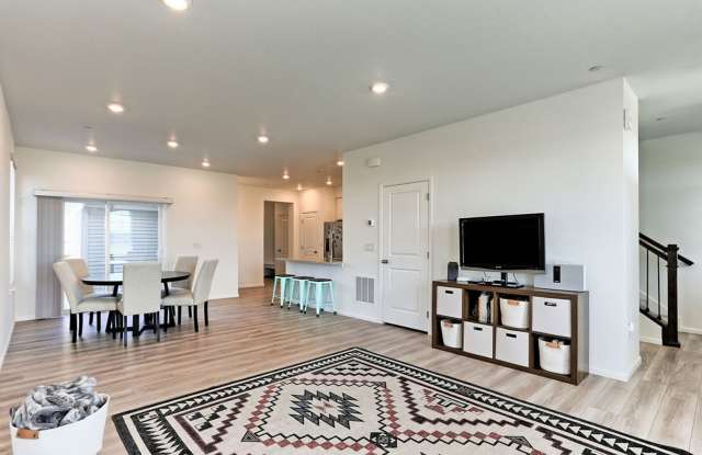 3 Bedroom 3 Bath in Mosaic!