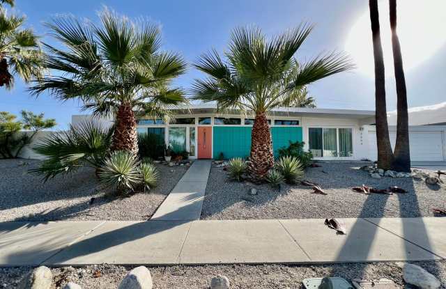 AVAILABLE NOW! 3 Bedroom 2 Bathroom POOL HOME in Palm Springs !