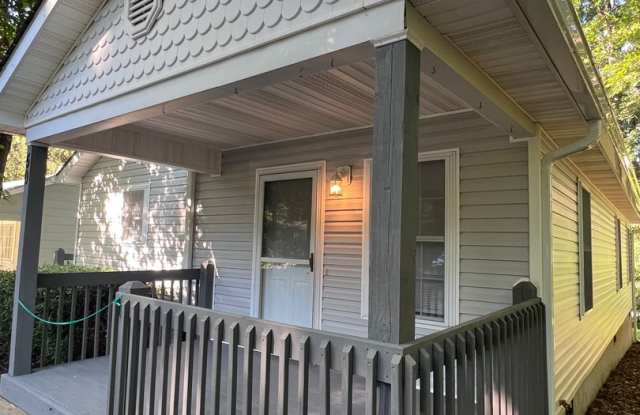 Lovely 3 bedroom/2 bathroom, Convenient Royal Pines area.