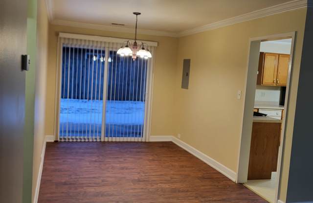 517 Lakewood Boulevard