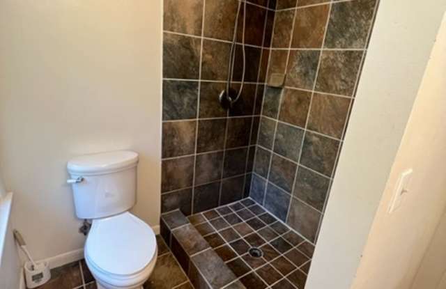 3 bed 2 bath! UPSTAIRS!!