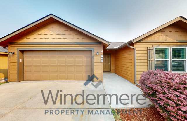 230 Chapra St *fully fenced back yard*