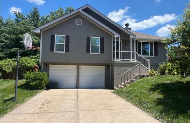 Charming Home with Finished Basement & 2-Car Garage – Lee’s Summit