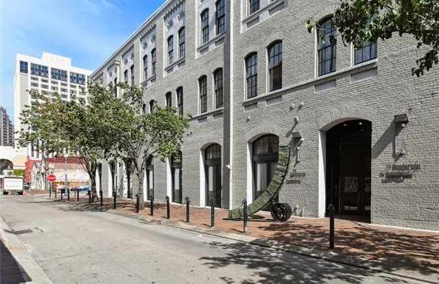 700 COMMERCE Street